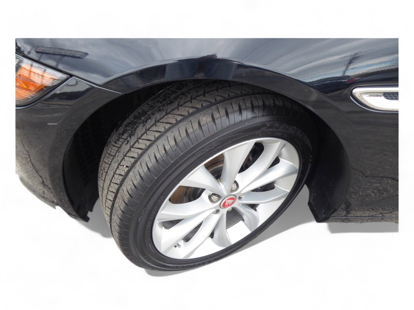 Used 2018 Jaguar XF Premium image 26