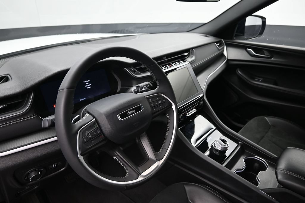 Used 2025 Jeep Grand Cherokee Altitude AWD/4WD image 19