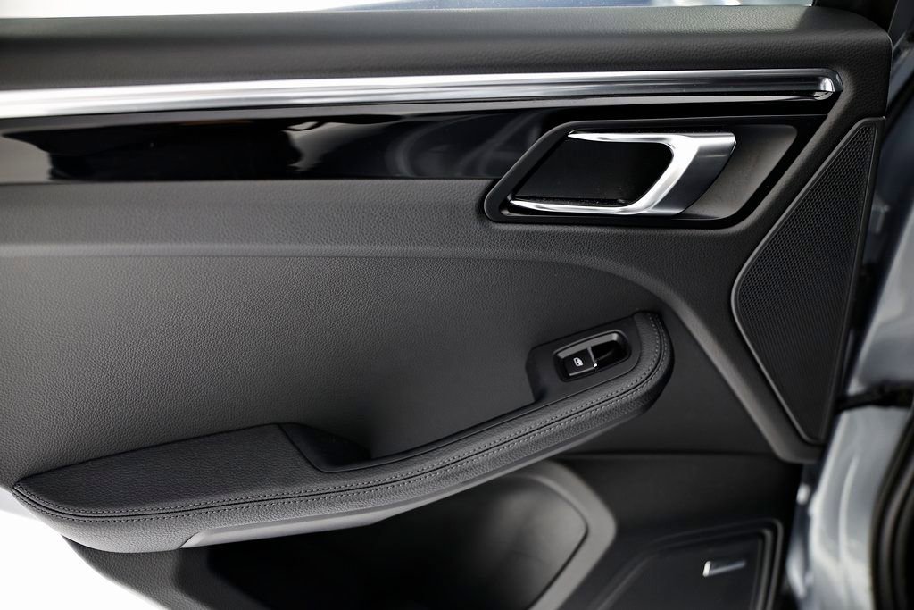 Certified 2025 Porsche Macan image 26