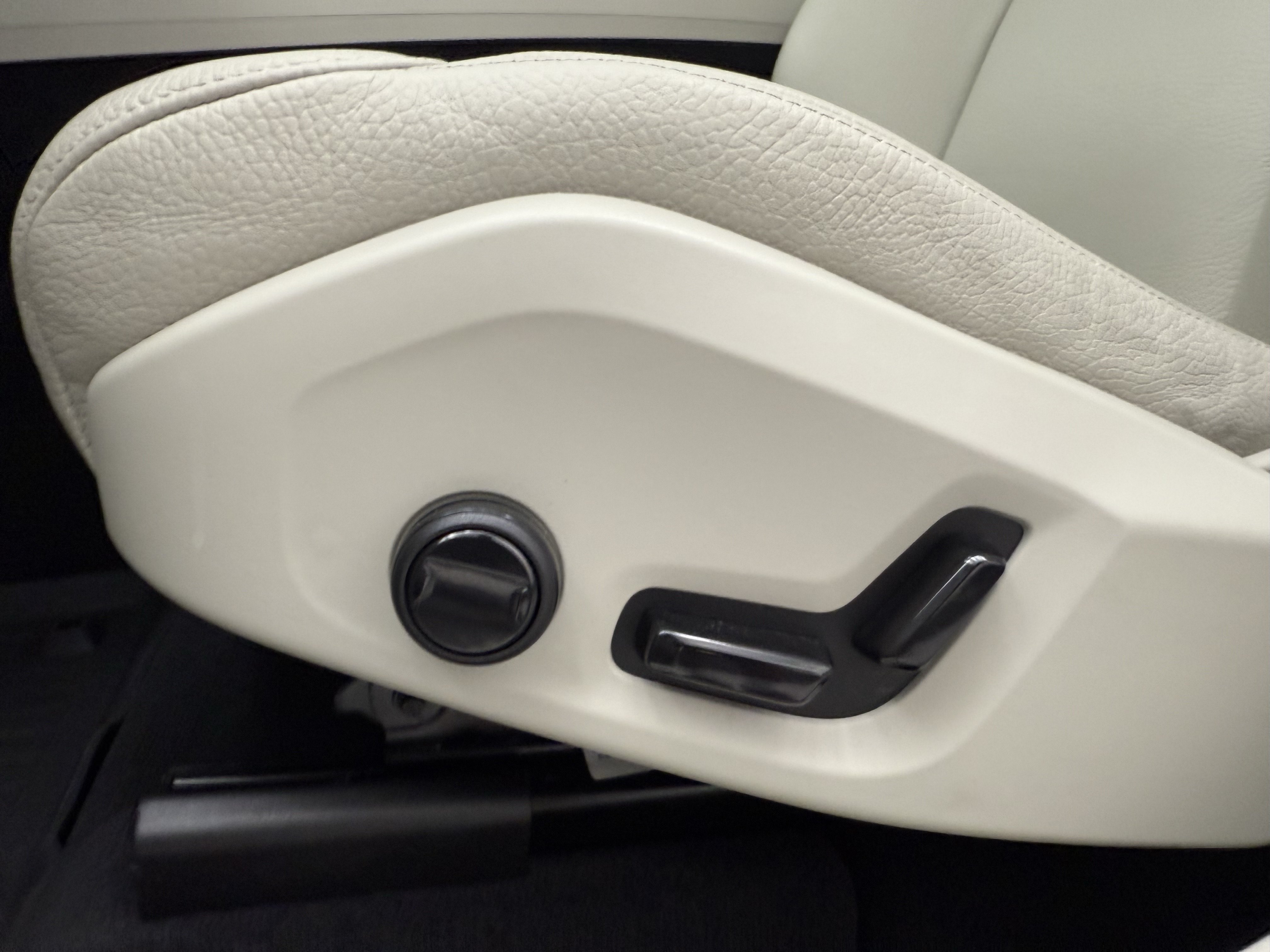 Certified 2025 Volvo XC60 B5 Plus w/ Protection Package Premier AWD/4WD image 28