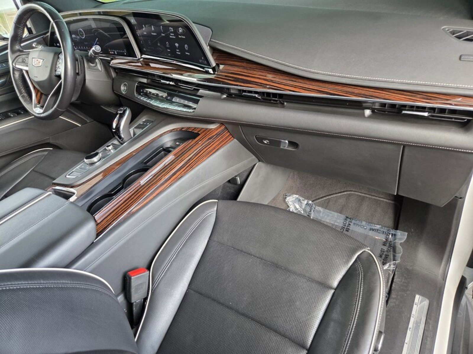 Used 2022 Cadillac Escalade Premium Luxury AWD/4WD image 22