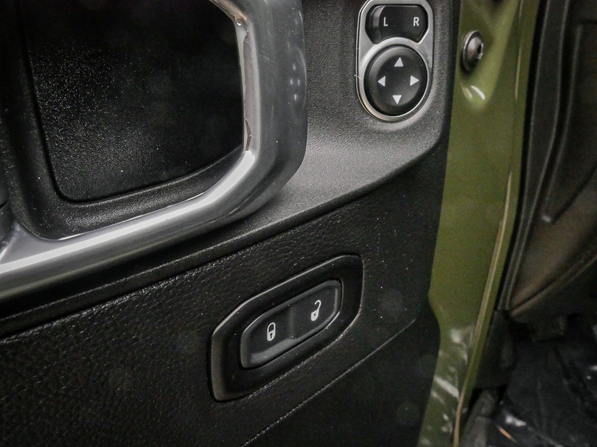 Used 2022 Jeep Wrangler Unlimited Sahara w/ Cold Weather Group AWD/4WD image 15