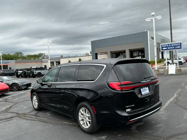 Used 2024 Chrysler Pacifica Touring-L FWD image 5