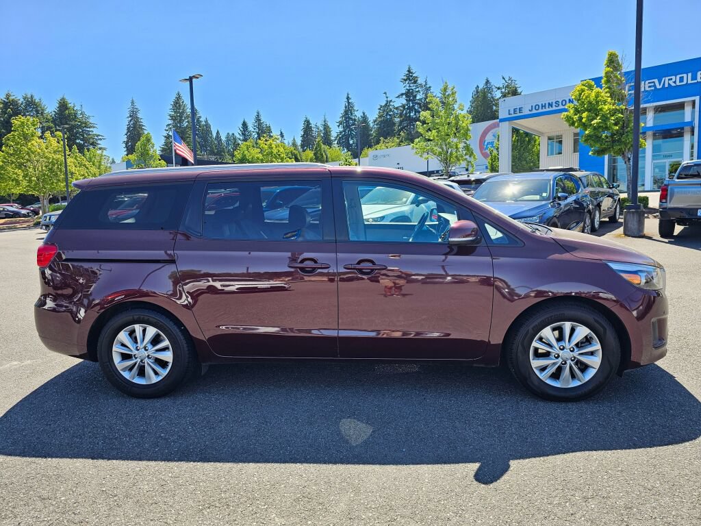 Used 2017 Kia Sedona LX w/ LX Essentials Premium Package FWD image 4