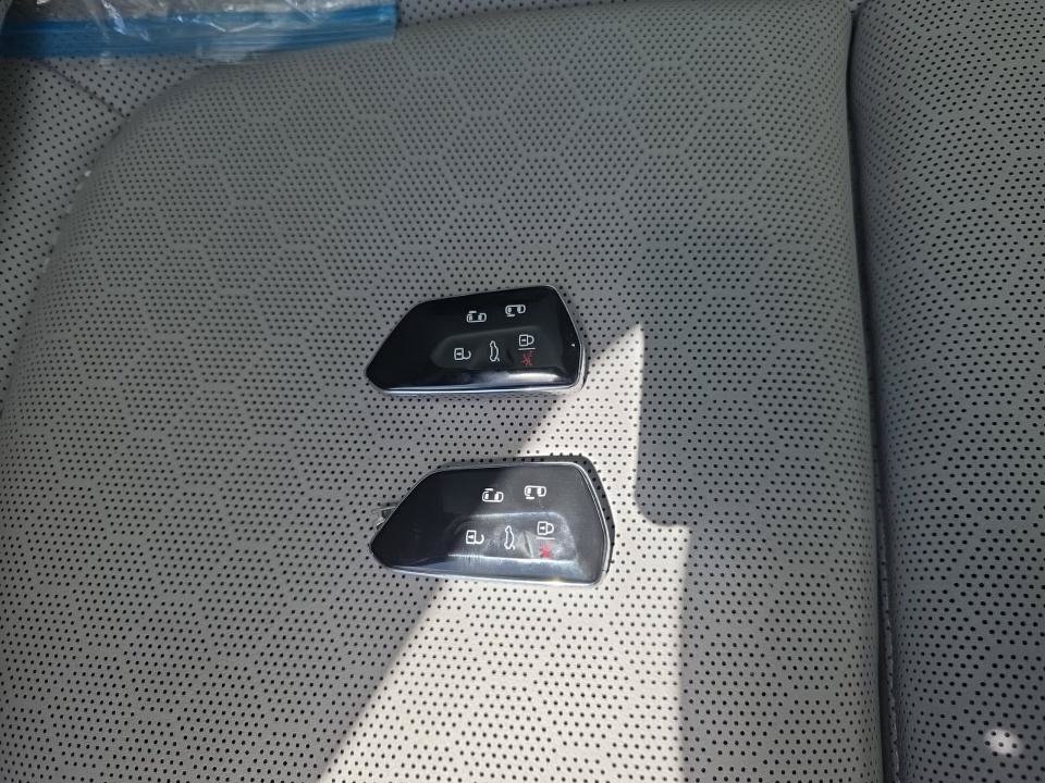 Used 2025 Volkswagen ID. Buzz 1st Edition AWD/4WD image 14