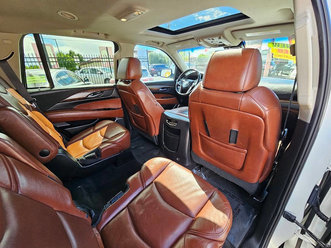 Used 2015 Cadillac Escalade Luxury image 16