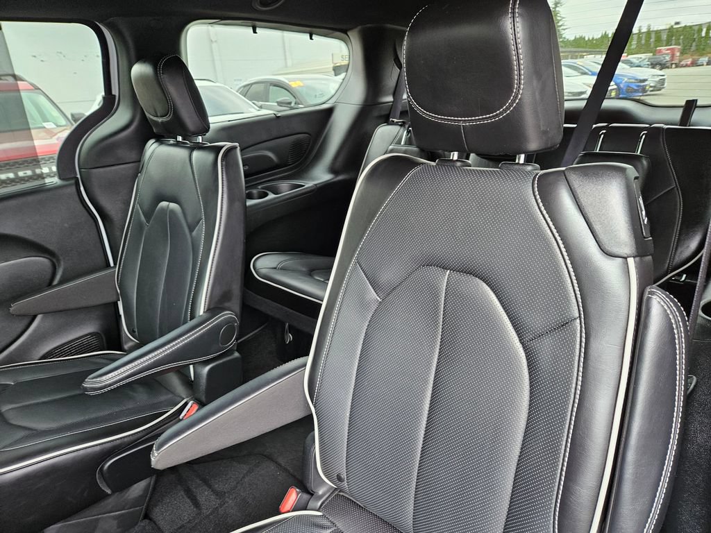 Used 2025 Chrysler Pacifica Limited FWD image 18