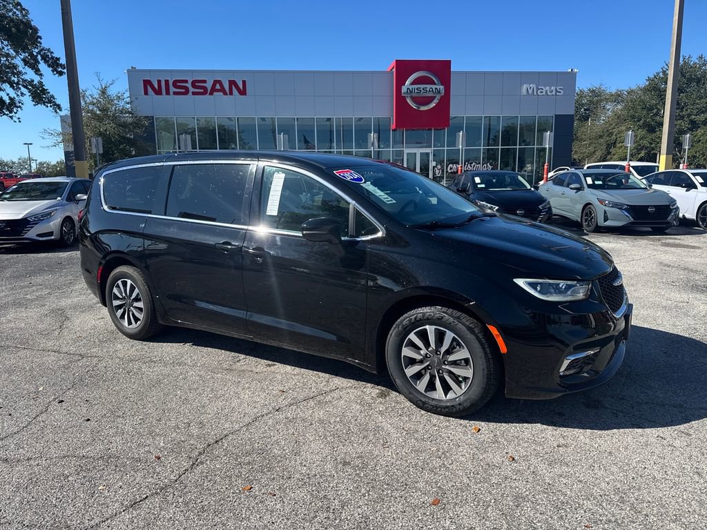 Used 2024 Chrysler Pacifica Select image 2