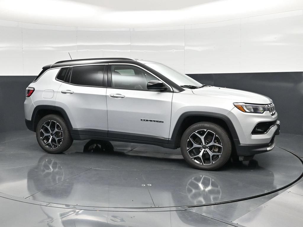 Used 2025 Jeep Compass Limited AWD/4WD image 4