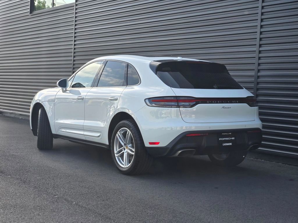 Used 2025 Porsche Macan w/ Premium Package Plus AWD/4WD image 3