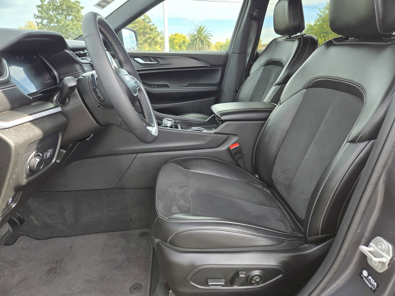 Used 2024 Jeep Grand Cherokee L Laredo image 25