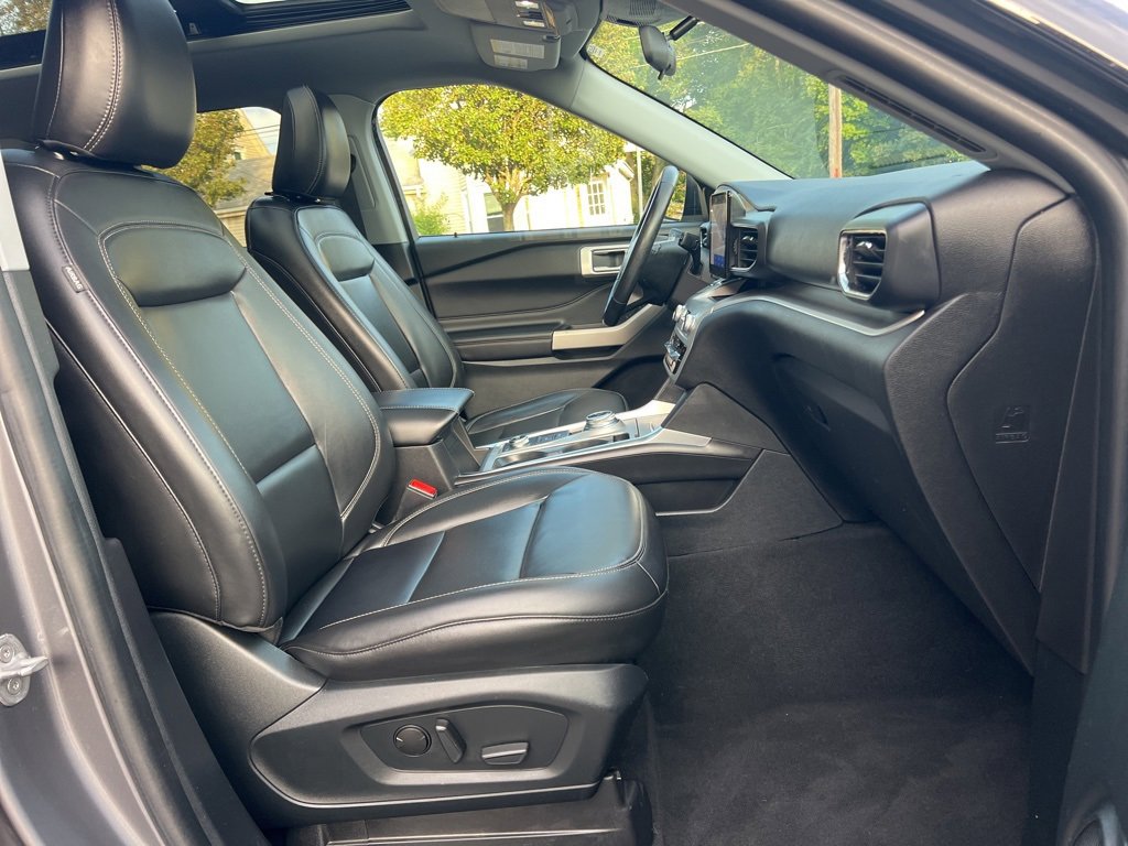 Used 2022 Ford Explorer XLT w/ Equipment Group 202A image 26