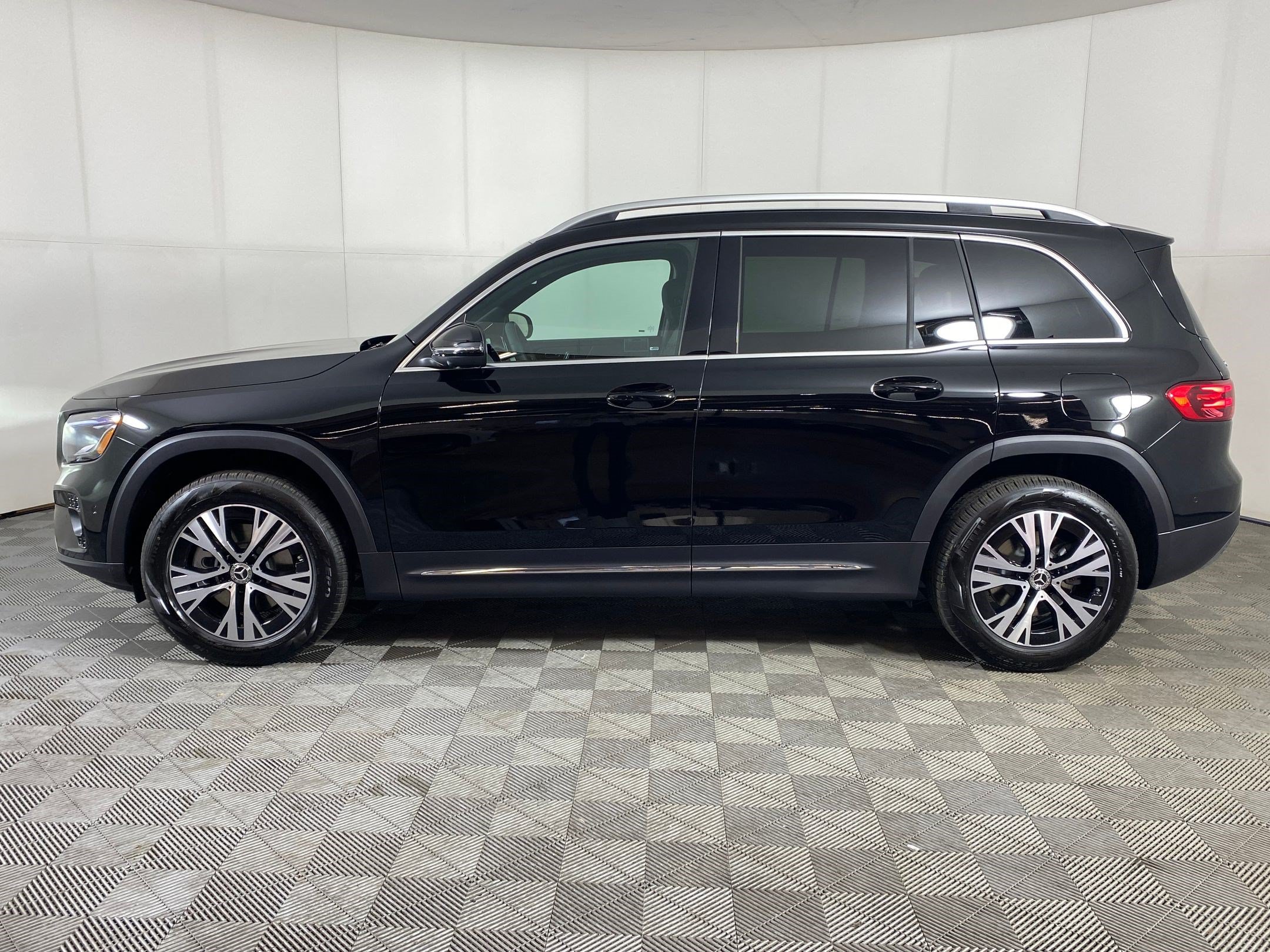 Used 2026 Mercedes-Benz GLB 250 4MATIC image 2