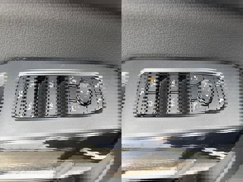 Used 2024 Nissan Pathfinder SV image 19