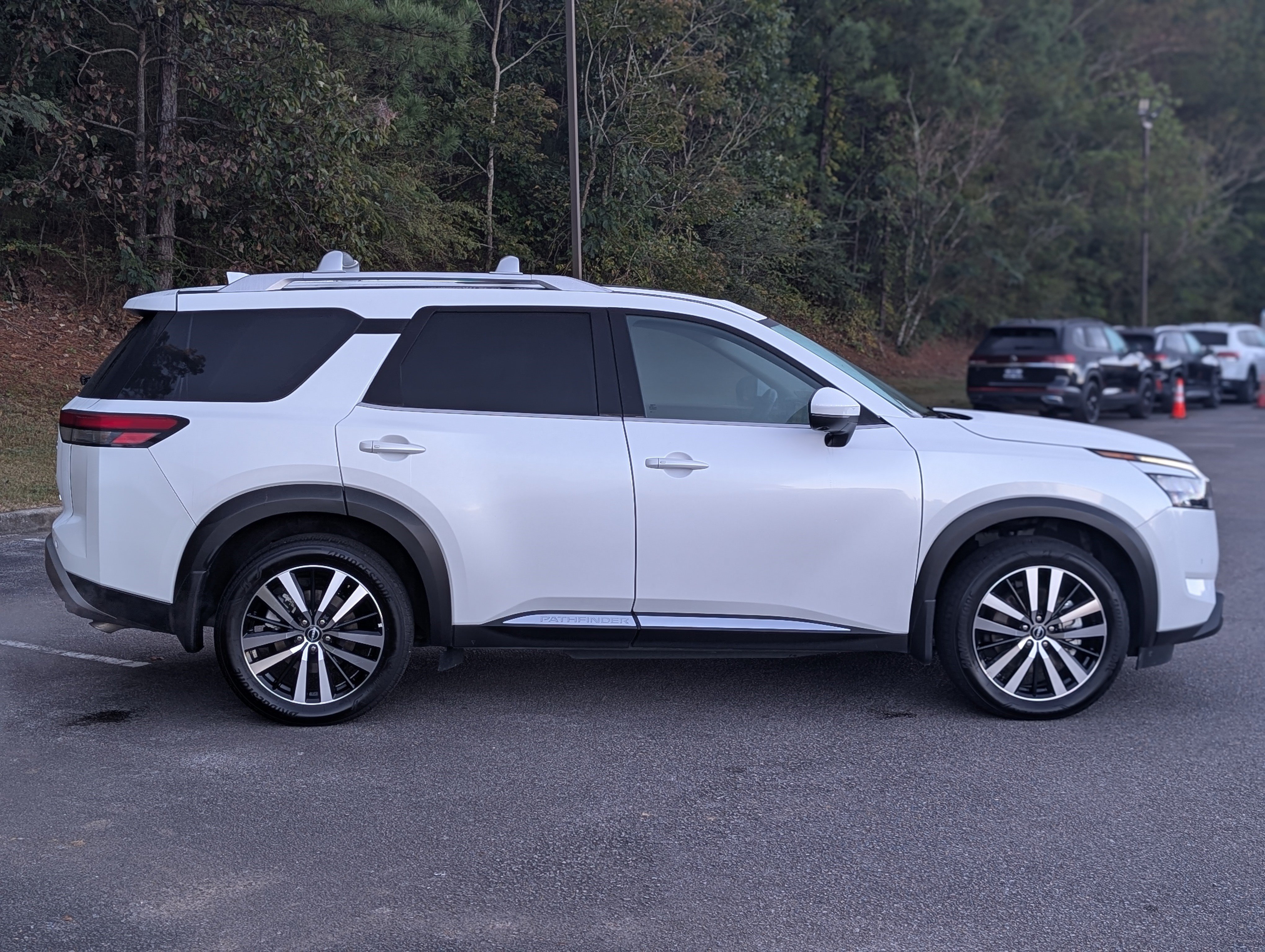 Used 2025 Nissan Pathfinder Platinum FWD image 10