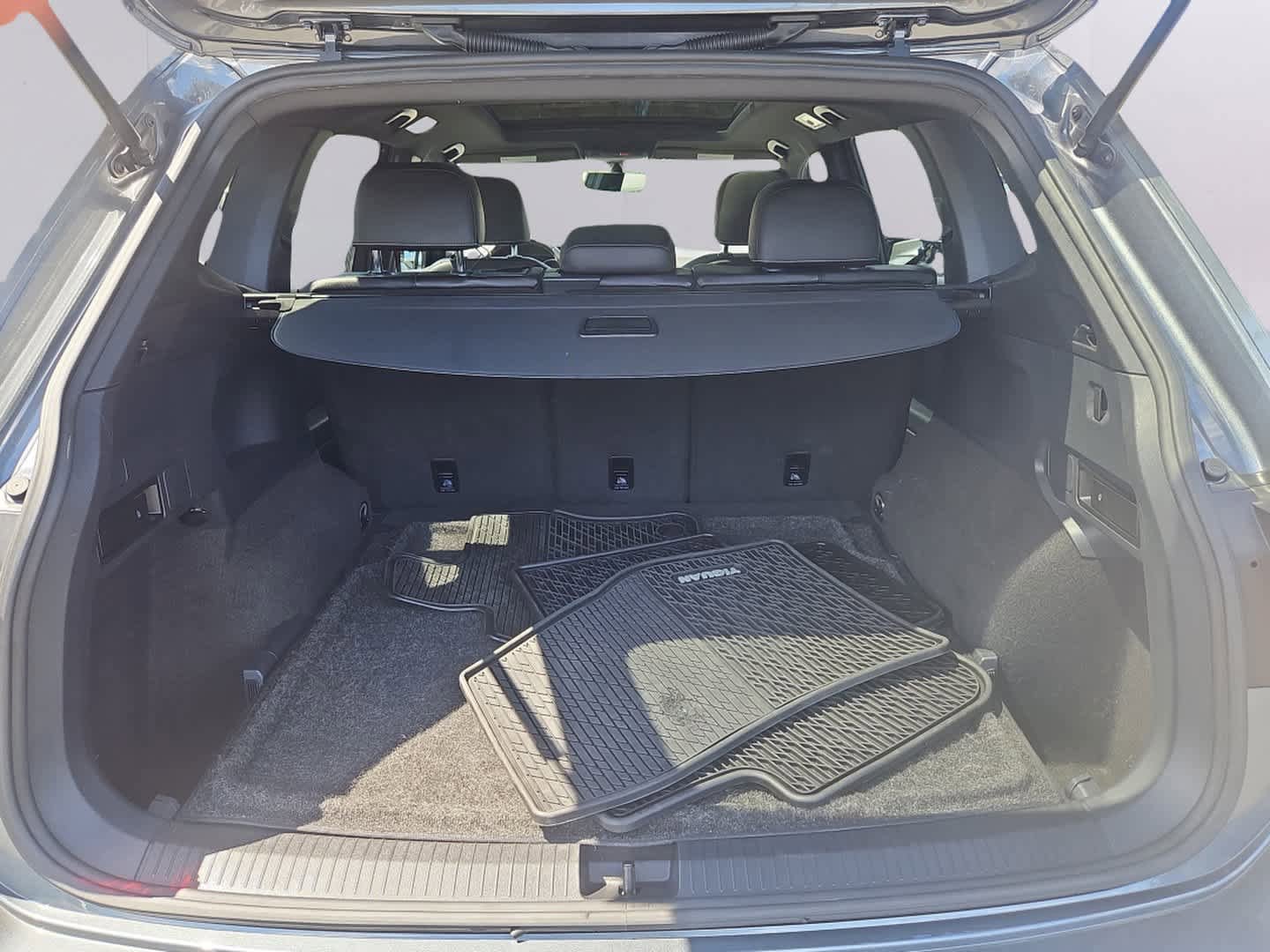 Used 2021 Volkswagen Tiguan SE R-Line AWD/4WD image 32