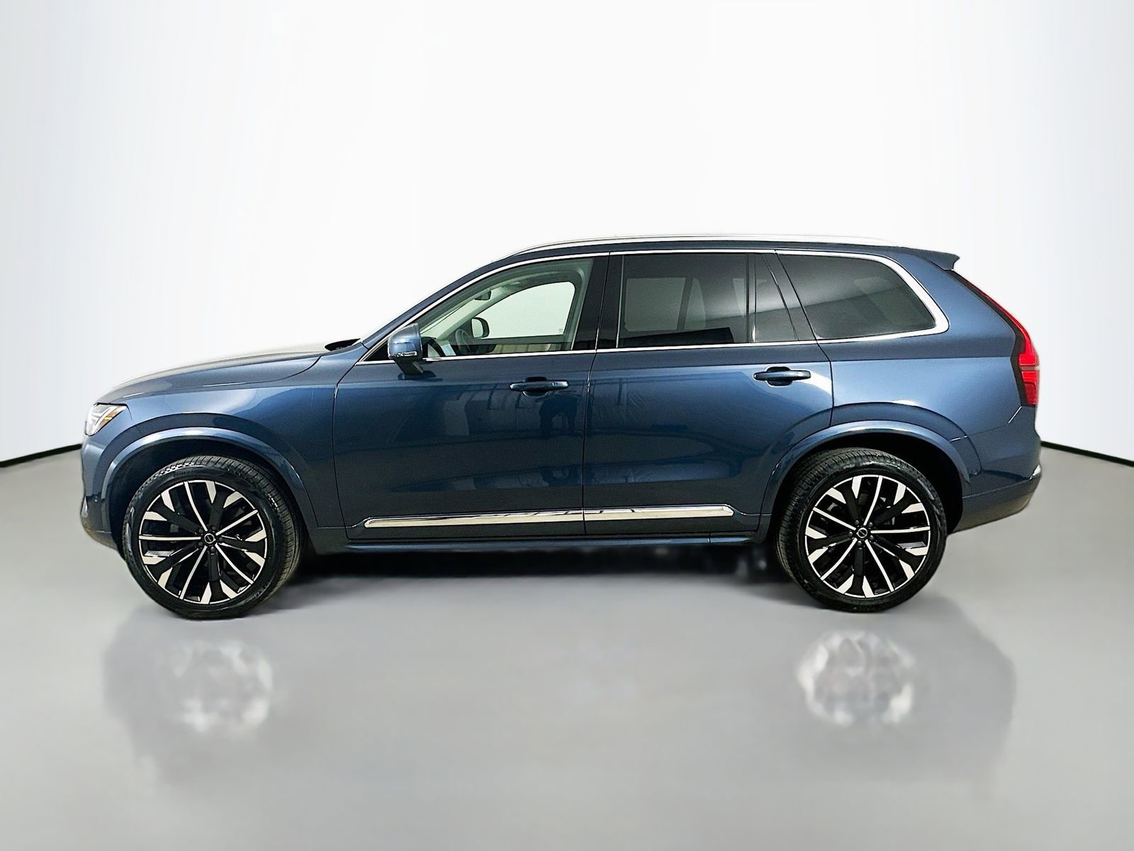 Used 2026 Volvo XC90 B5 Plus w/ Protection Package Premier AWD/4WD image 8