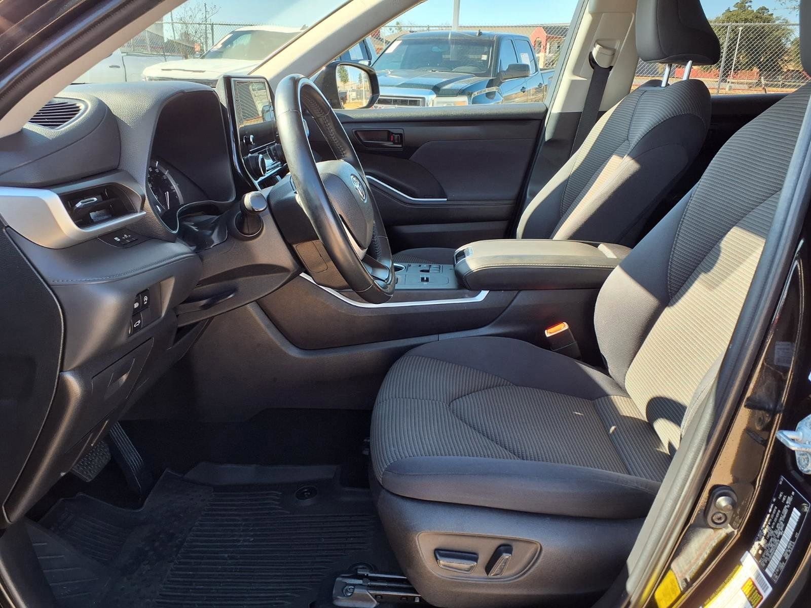 Used 2023 Toyota Highlander LE FWD image 16