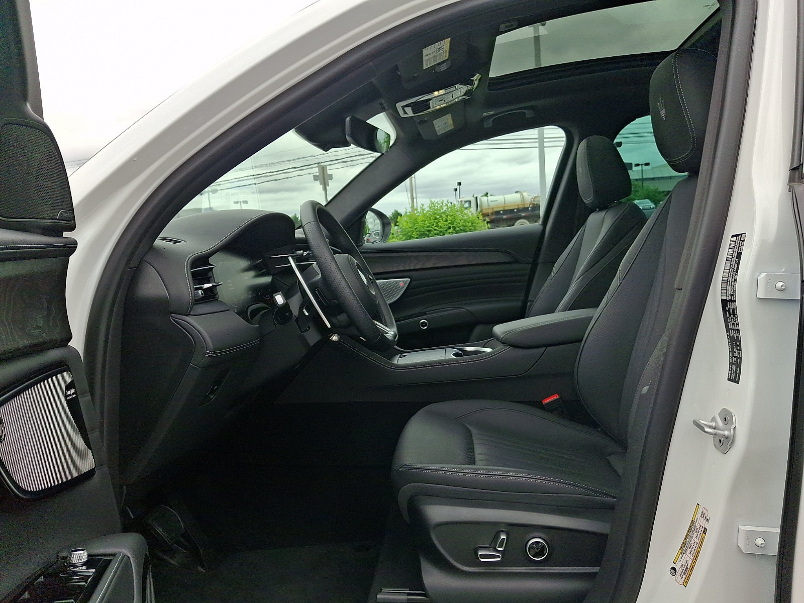 Certified 2025 Maserati Grecale Folgore AWD/4WD image 2