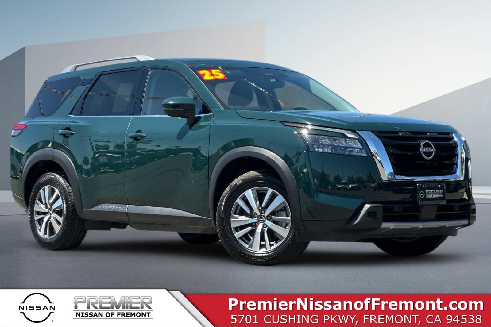 Certified 2025 Nissan Pathfinder SL FWD image 1
