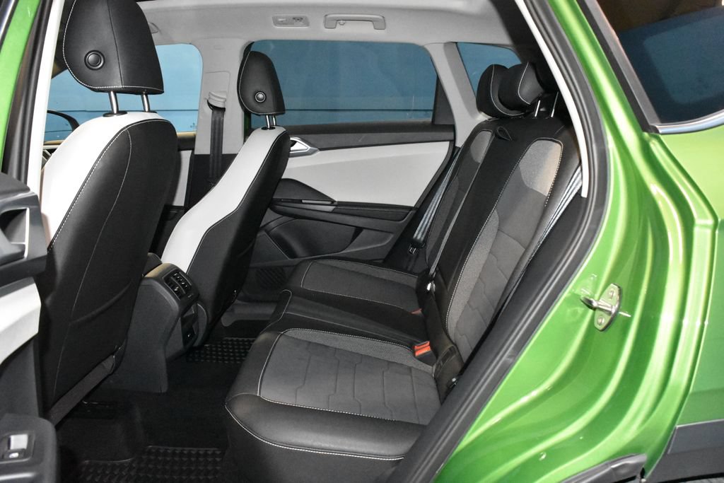 Certified 2025 Volkswagen Taos SE w/ Panoramic Sunroof Package AWD/4WD image 18