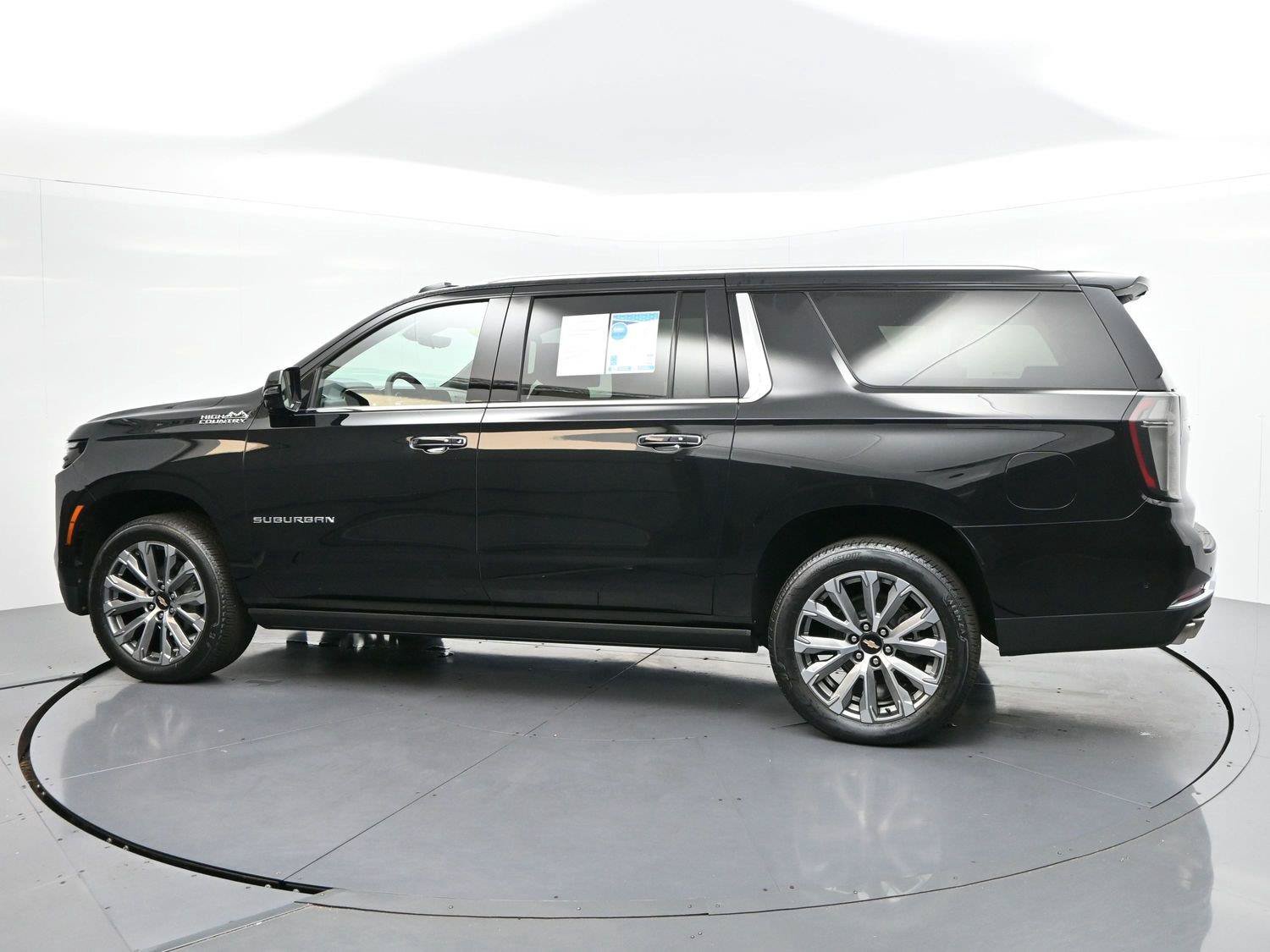 Used 2025 Chevrolet Suburban High Country AWD/4WD image 5
