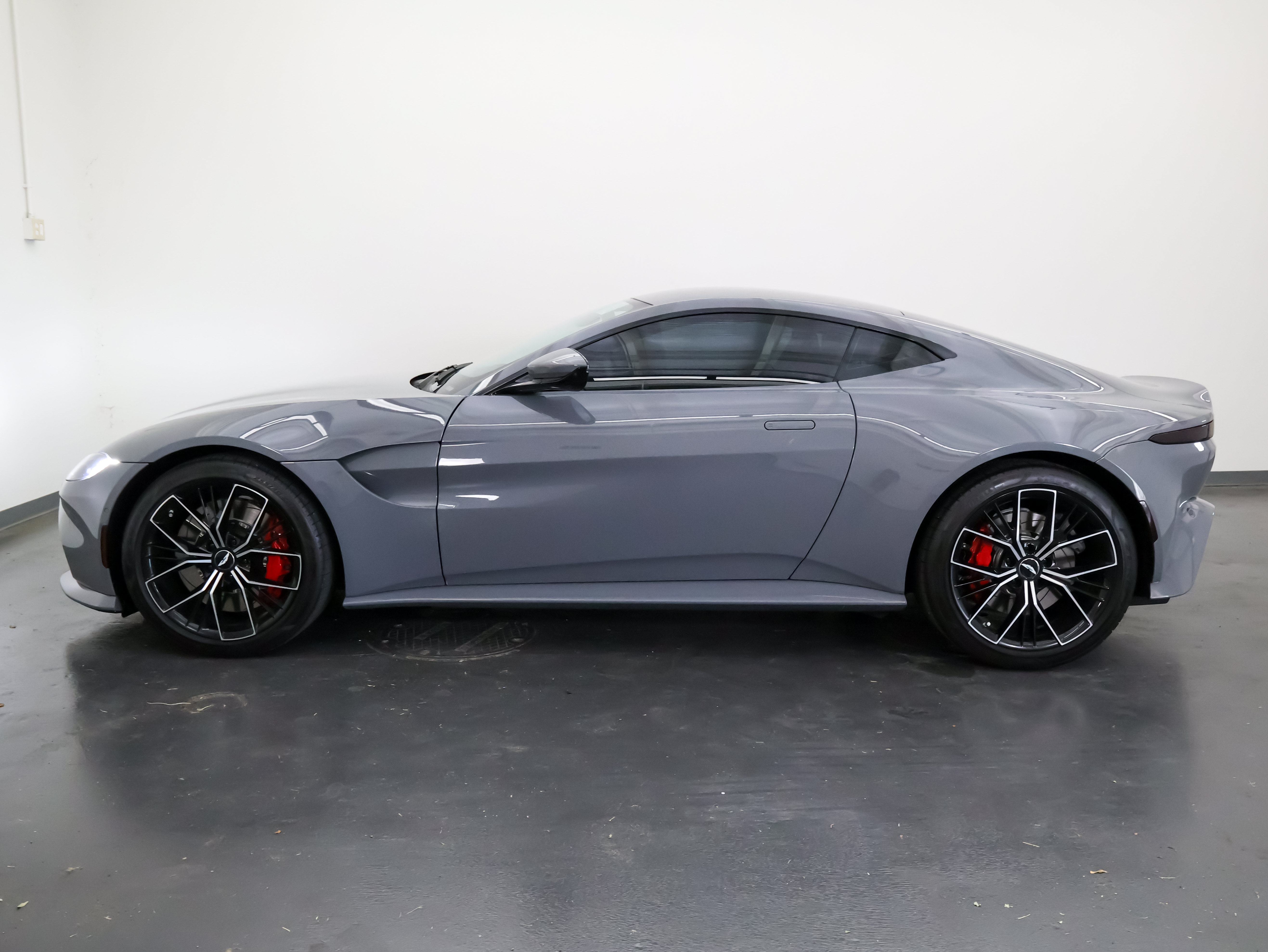 Used 2021 Aston Martin V8 Vantage Coupe RWD image 6