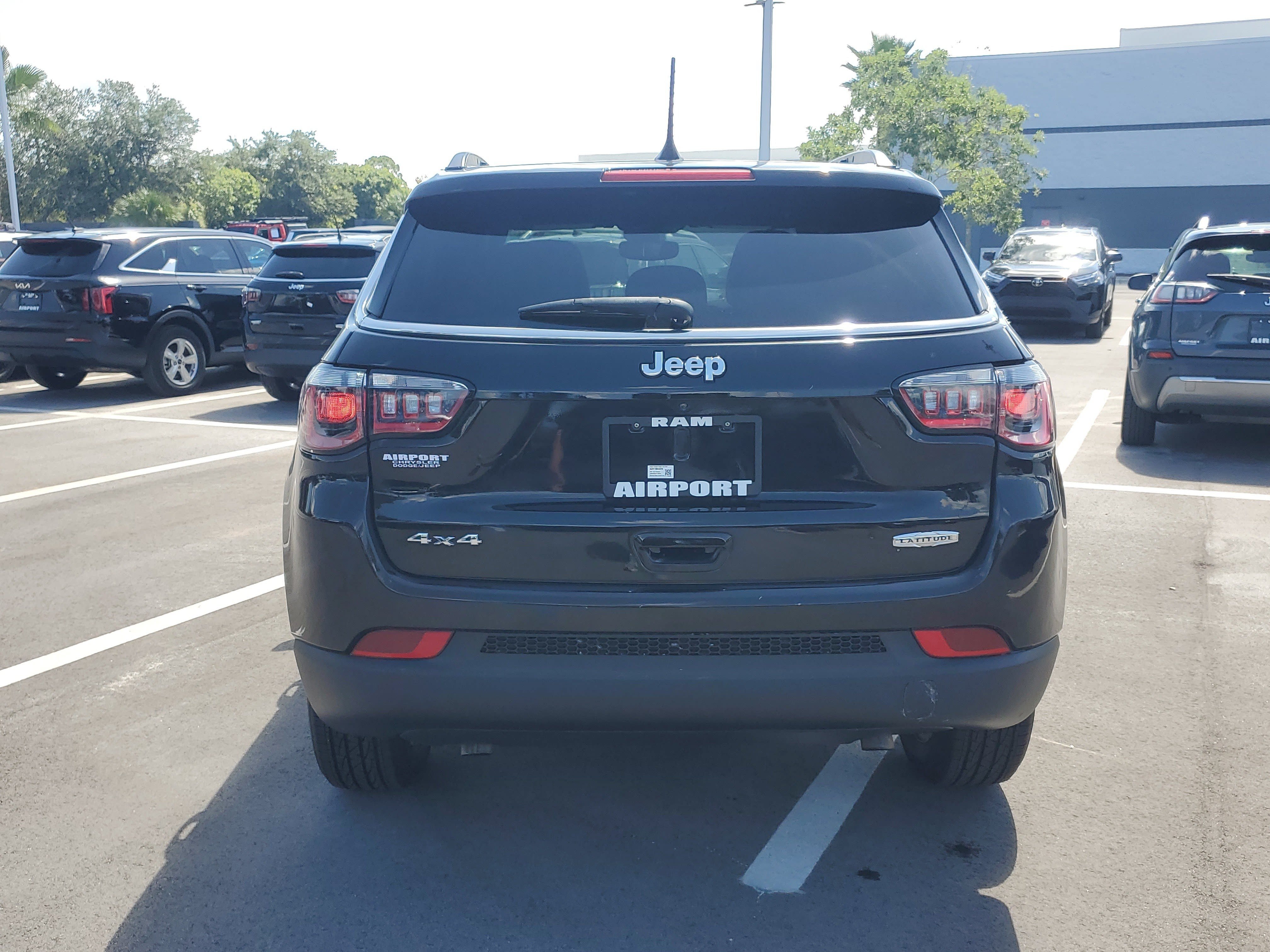 Used 2024 Jeep Compass Latitude AWD/4WD image 7