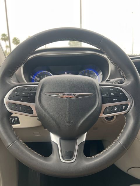 Used 2022 Chrysler Pacifica Touring-L image 11