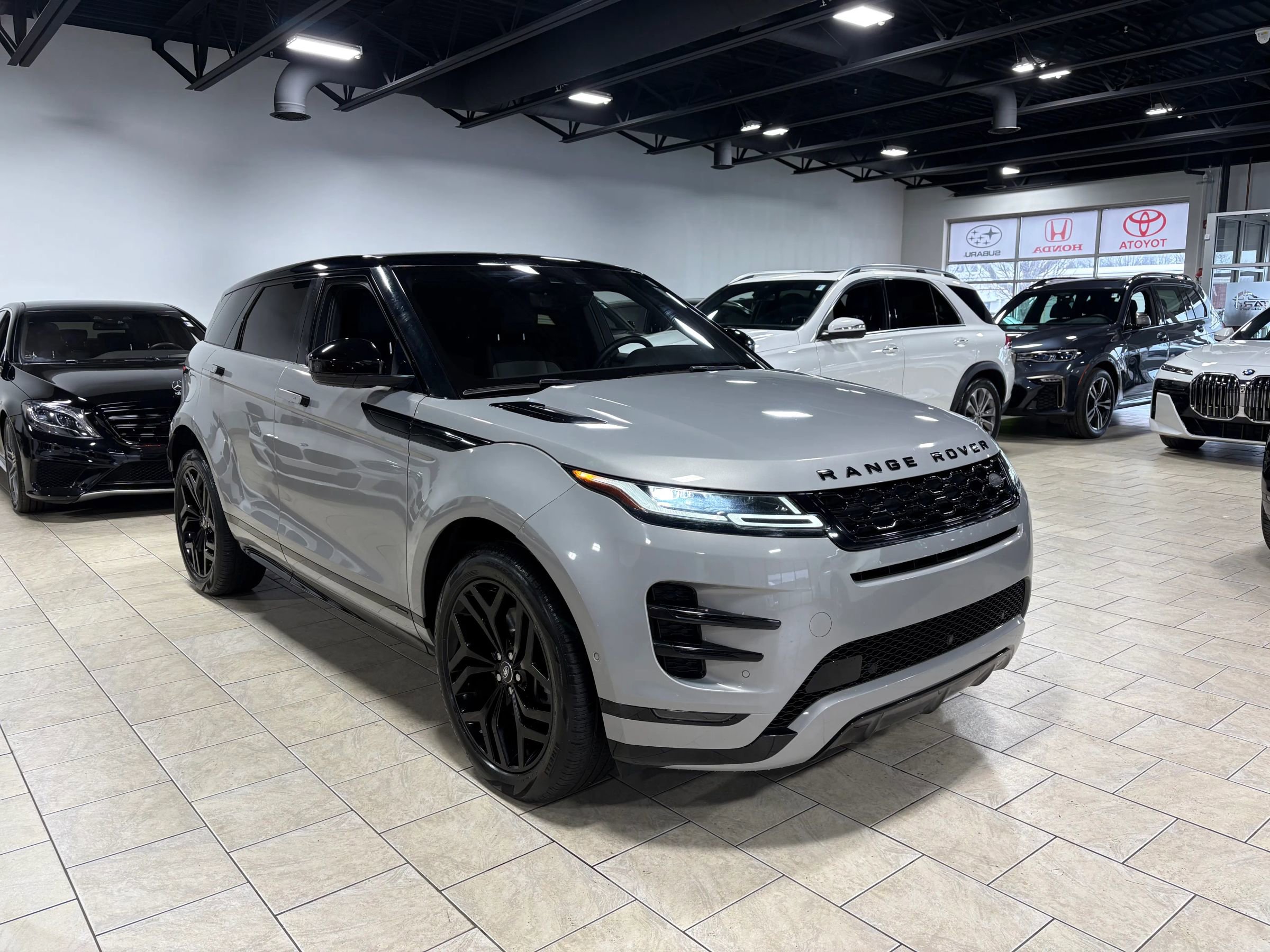 Used 2020 Land Rover Range Rover Evoque R-Dynamic SE image 4