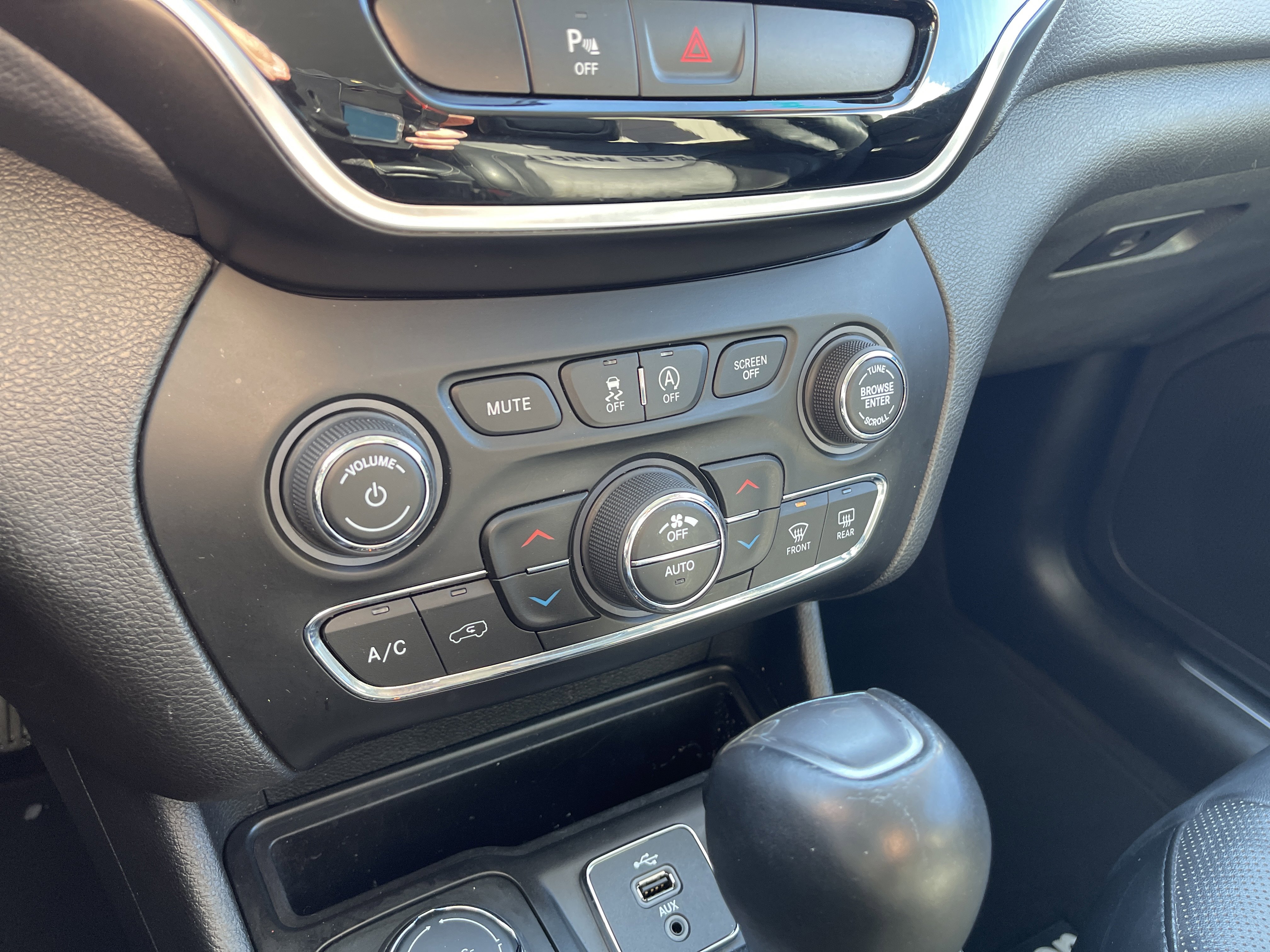 Used 2019 Jeep Cherokee Limited image 20