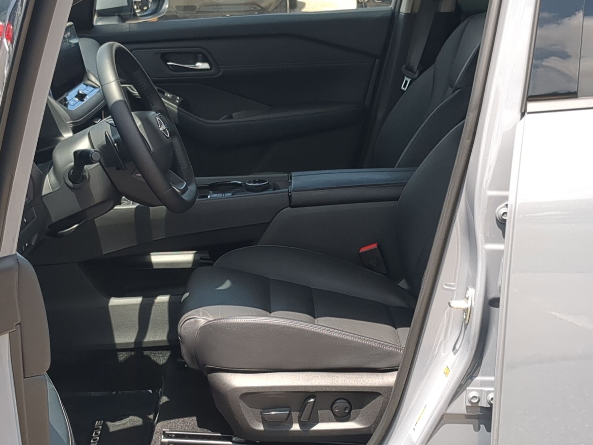 Used 2025 Nissan Rogue SL AWD/4WD image 12