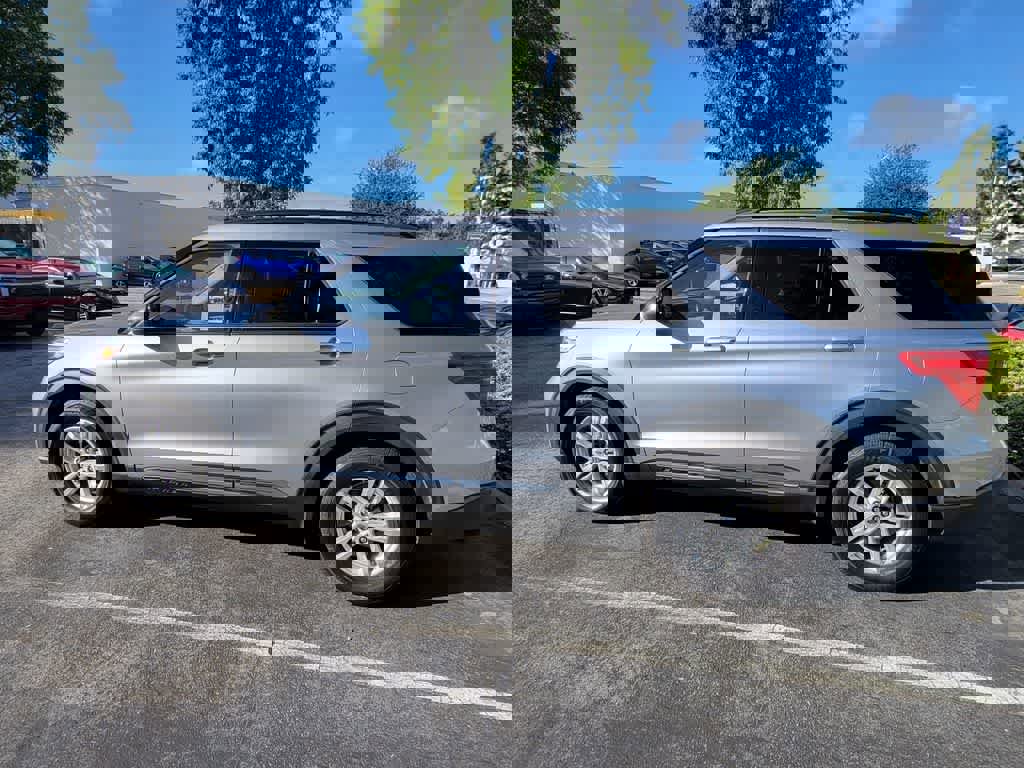 Certified 2023 Ford Explorer XLT w/ Equipment Group 202A image 5