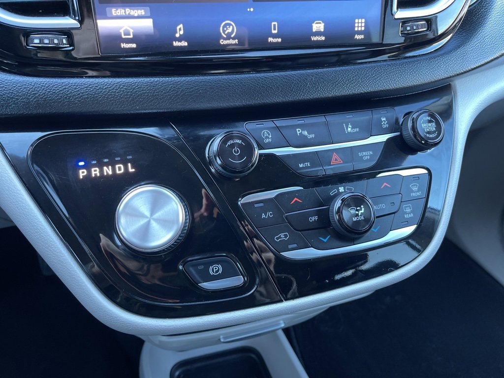 Used 2024 Chrysler Pacifica Touring-L image 13