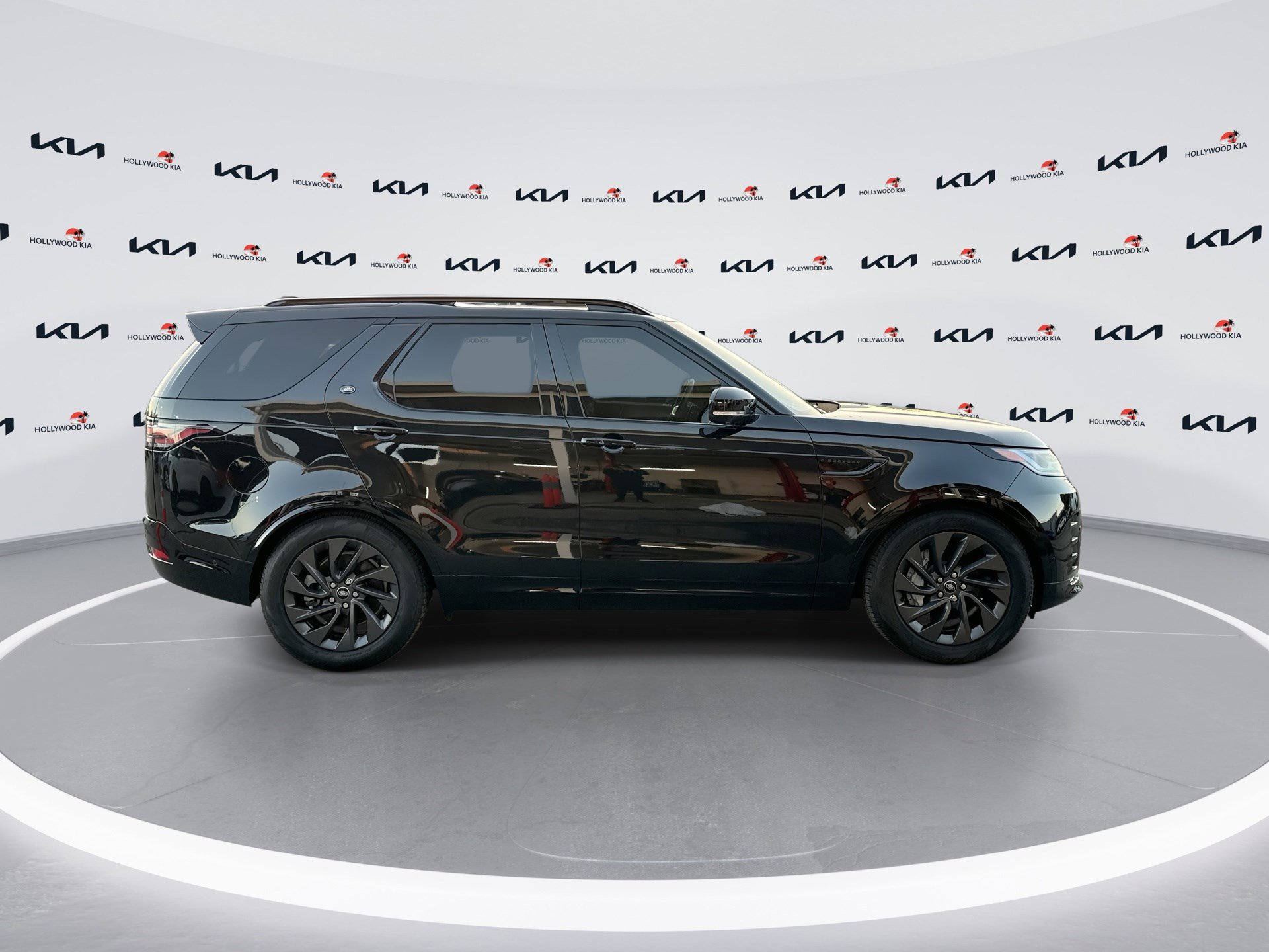 Used 2024 Land Rover Discovery Dynamic SE image 9