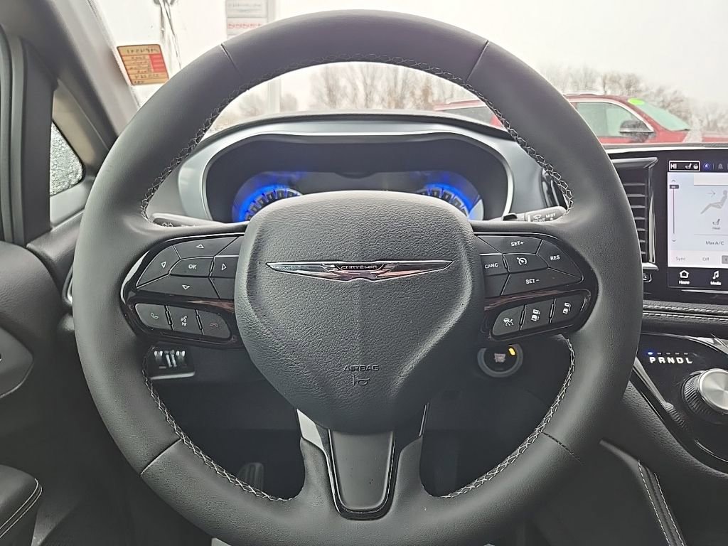 Used 2025 Chrysler Pacifica Limited image 39