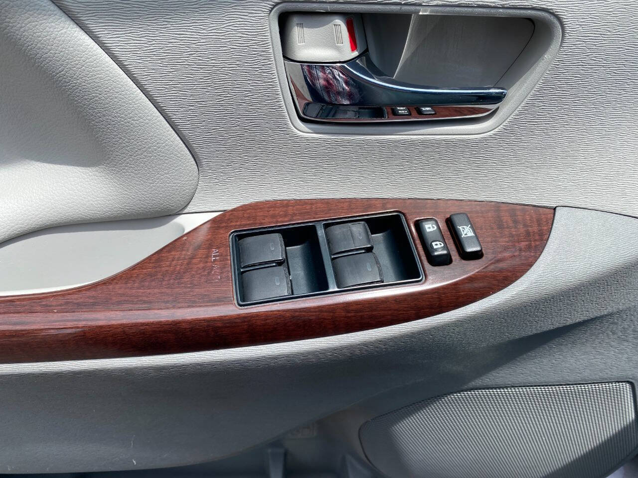 Used 2013 Toyota Sienna XLE FWD image 12