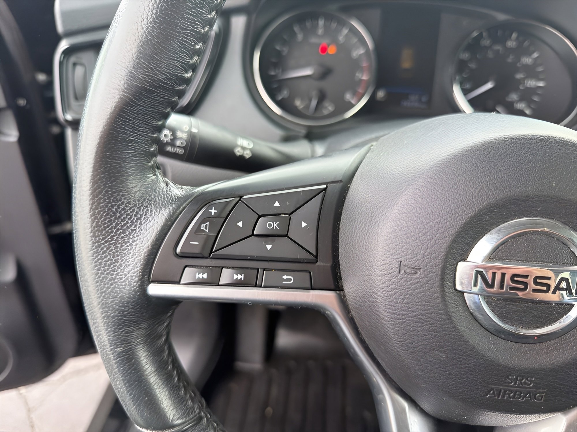 Used 2018 Nissan Rogue SV image 14