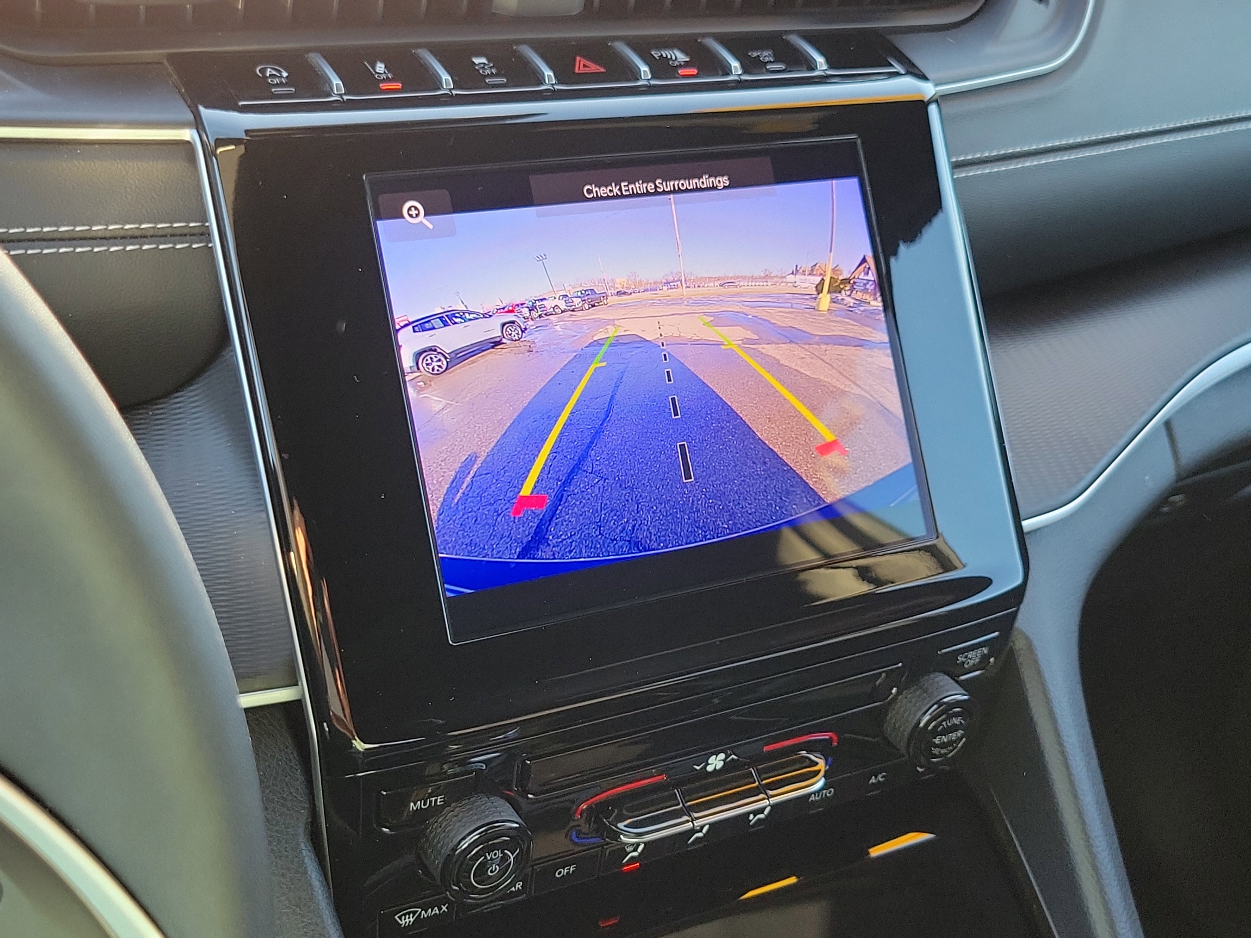 Used 2024 Jeep Grand Cherokee Laredo X image 16