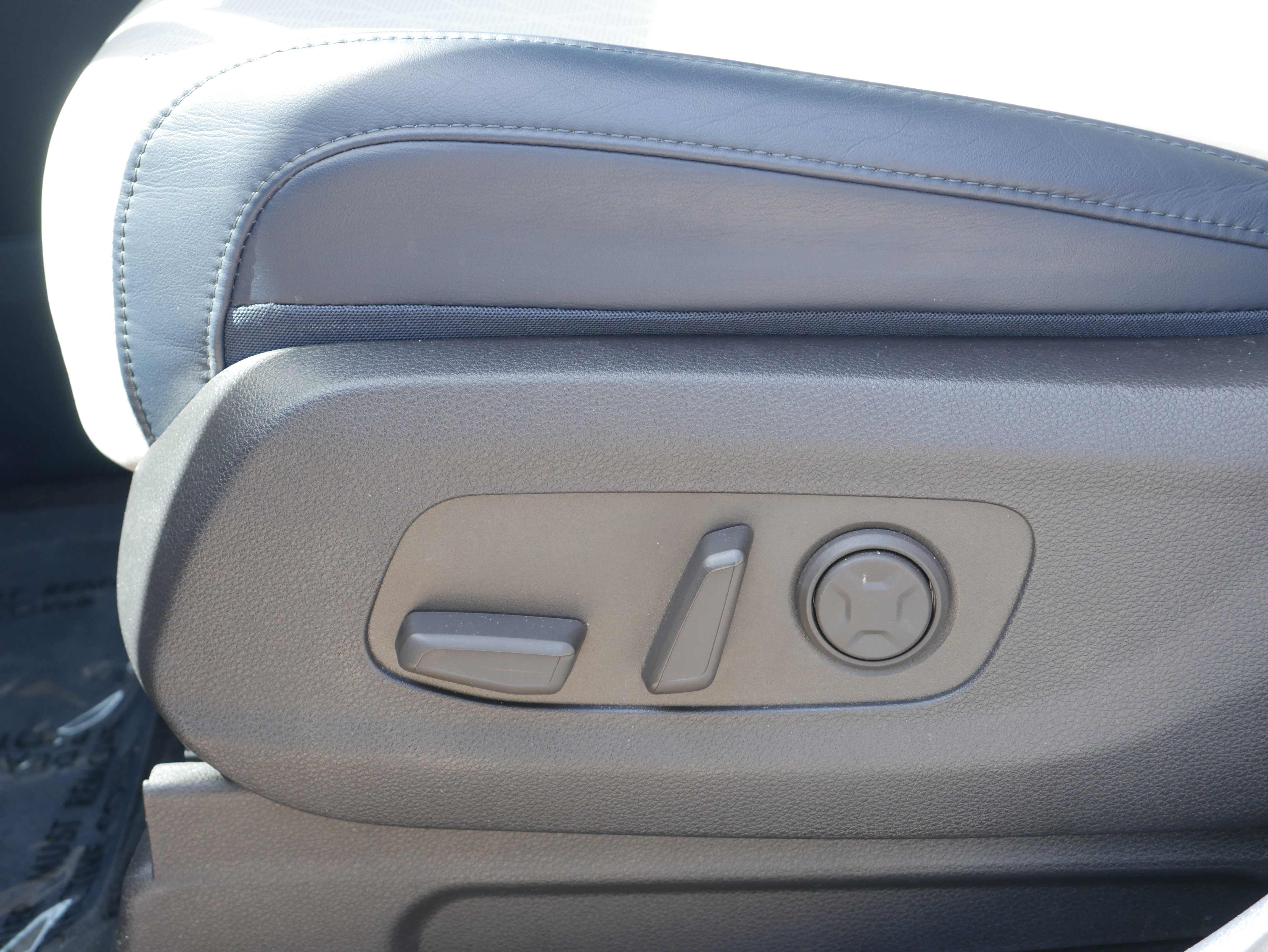 Certified 2025 Kia Carnival EX image 14