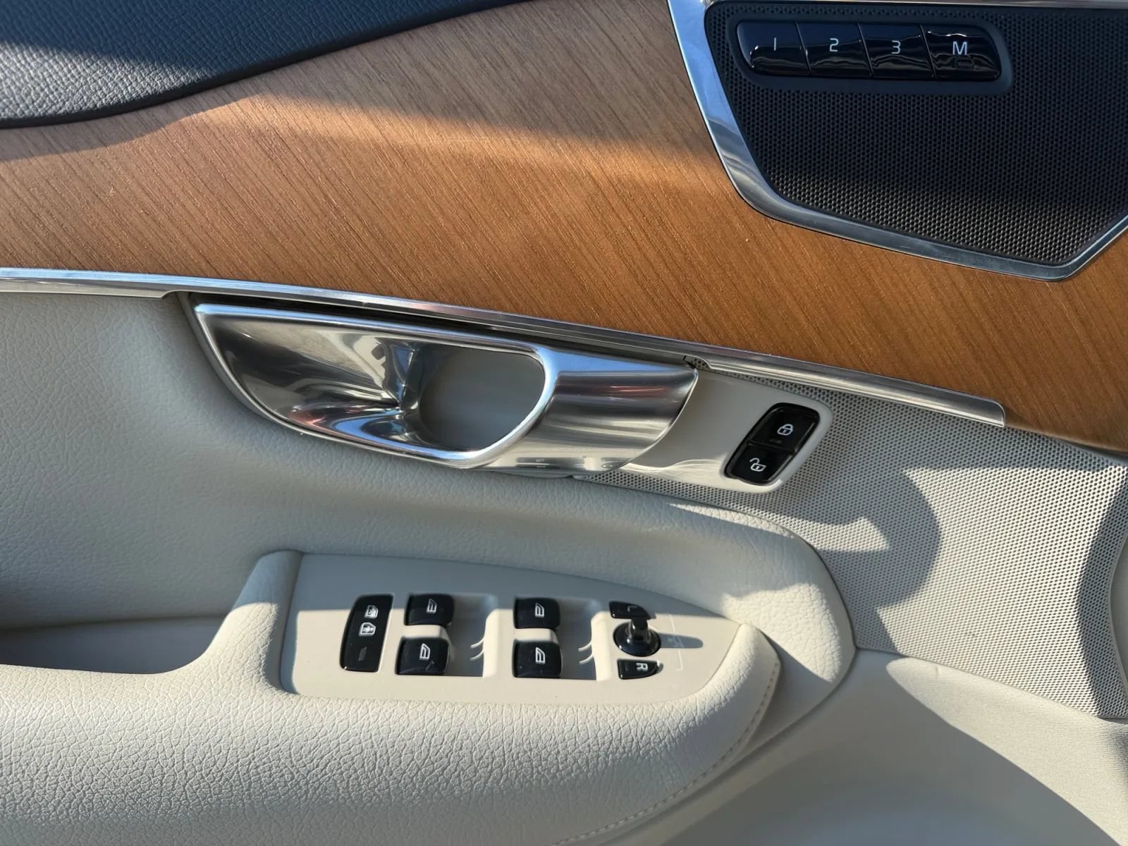 Used 2022 Volvo XC90 T5 Momentum w/ Protection Package Premier FWD image 14