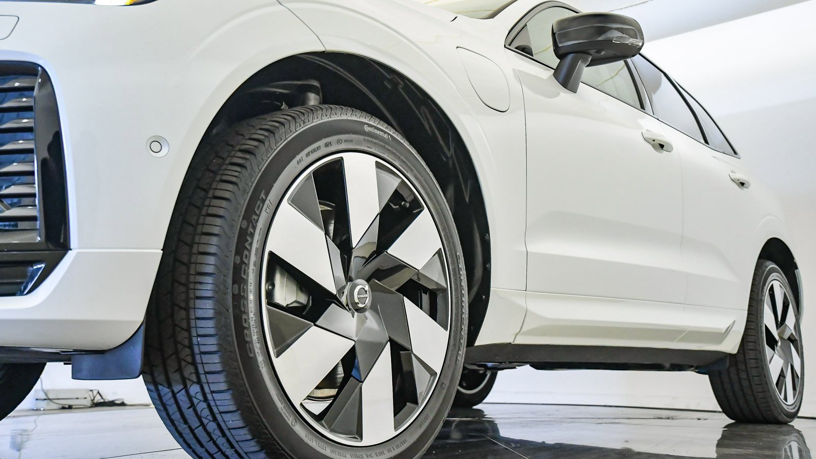 Certified 2025 Volvo XC60 T8 Plus w/ Protection Package Premier image 10