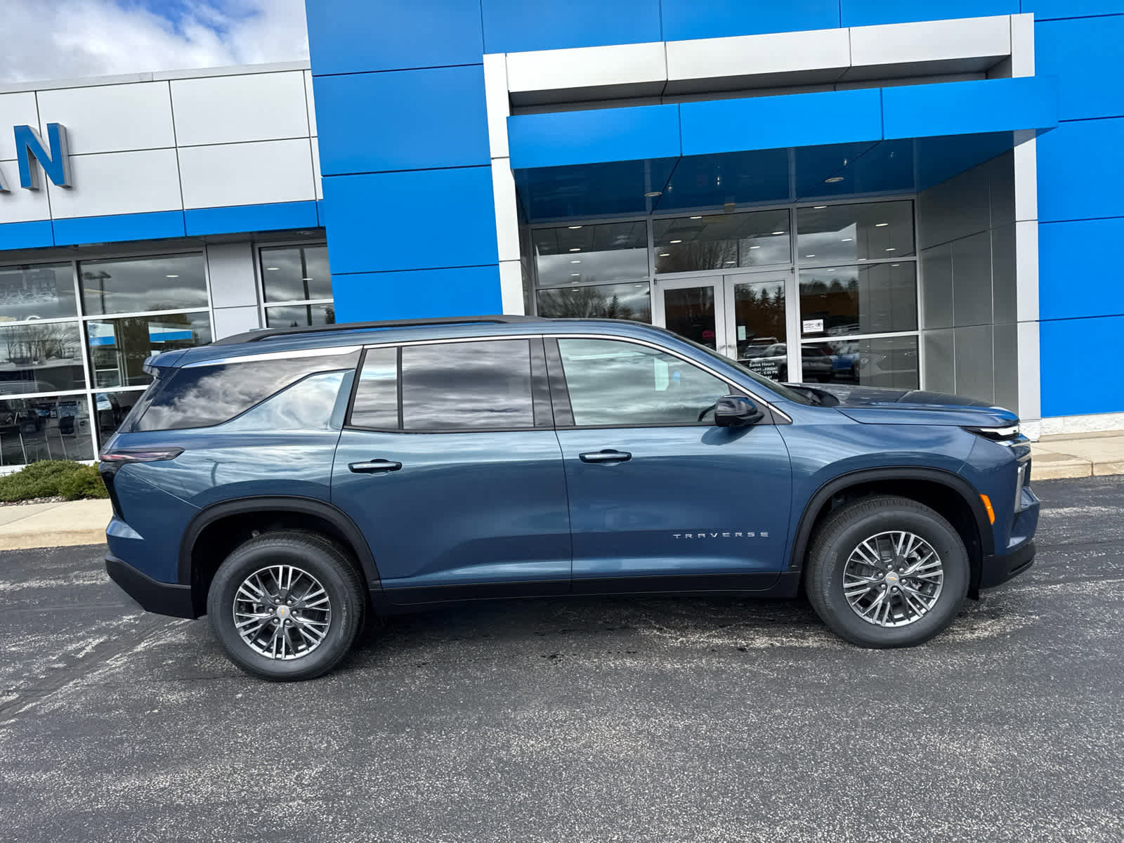 New 2026 Chevrolet Traverse LT AWD/4WD image 3