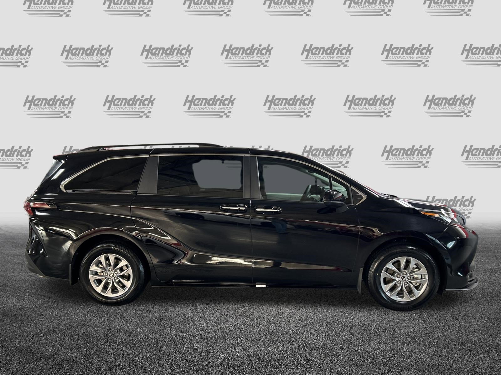 Certified 2025 Toyota Sienna XLE FWD image 11