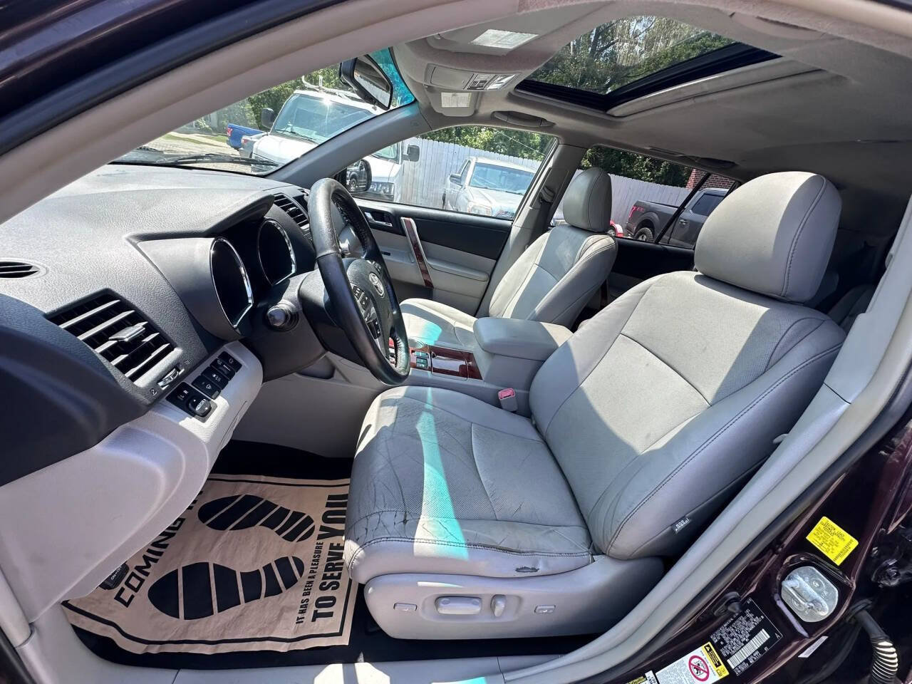 Used 2011 Toyota Highlander Limited w/ Tow Pkg AWD/4WD image 10