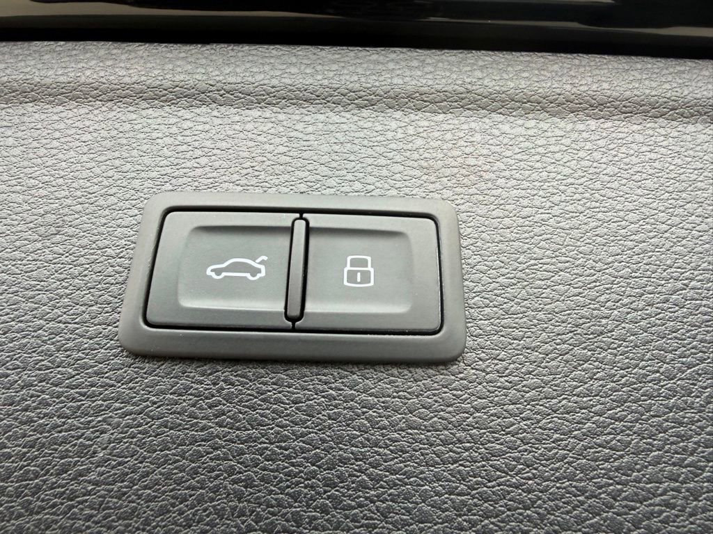 Used 2023 Audi Q5 2.0T Premium w/ Convenience Package image 11