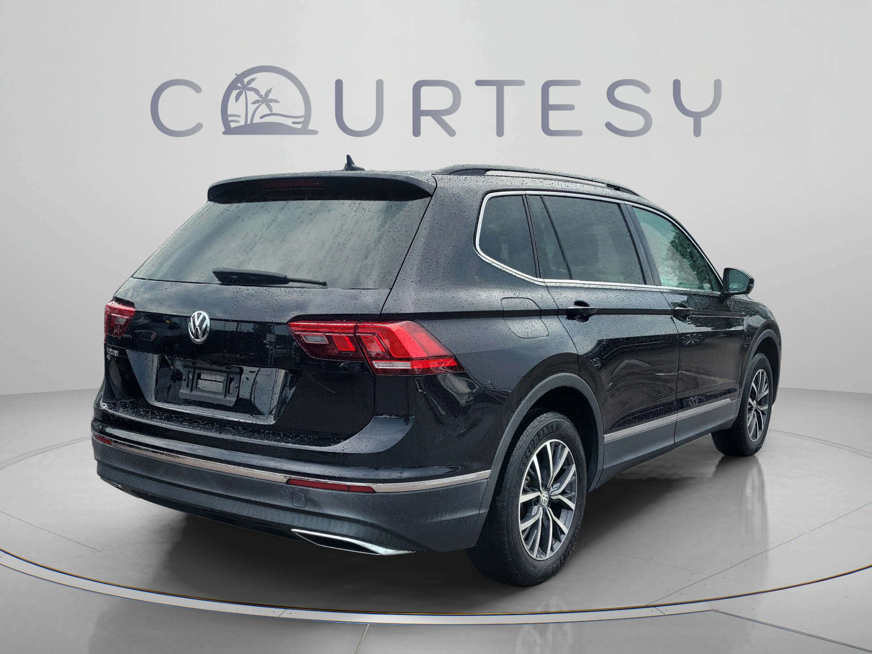 Used 2020 Volkswagen Tiguan SE w/ Panoramic Sunroof Package FWD image 3