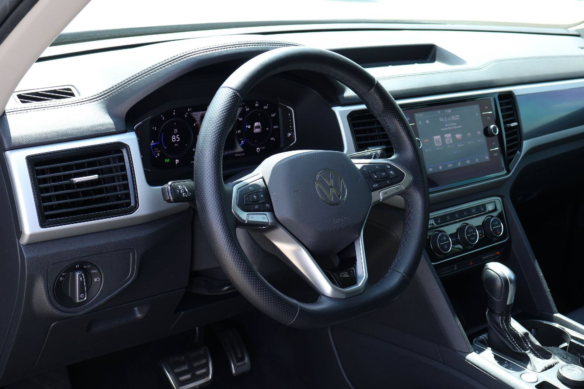 Used 2022 Volkswagen Atlas SEL R-Line AWD/4WD image 2