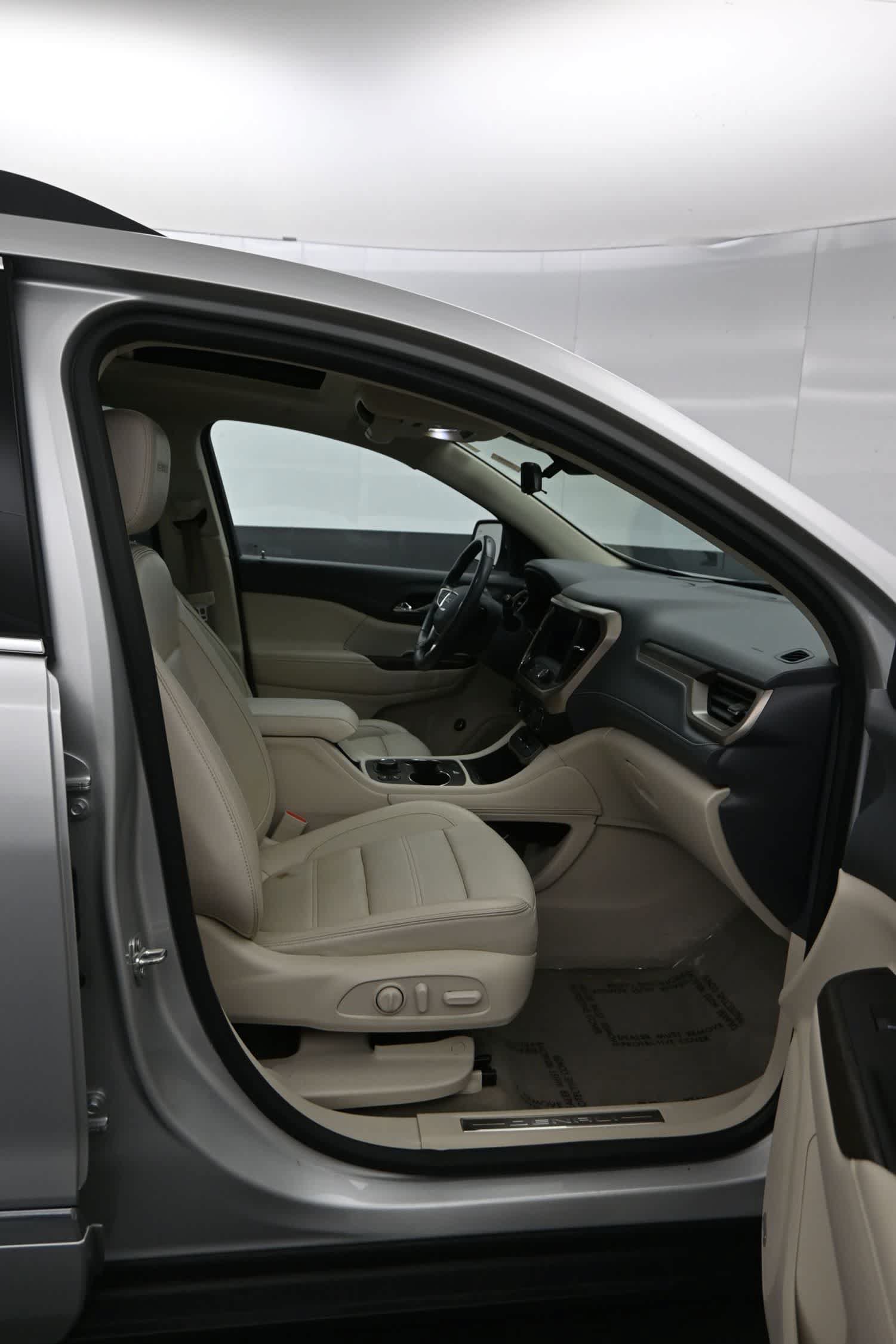 Used 2020 GMC Acadia Denali w/ LPO, Adventure Package AWD/4WD image 11