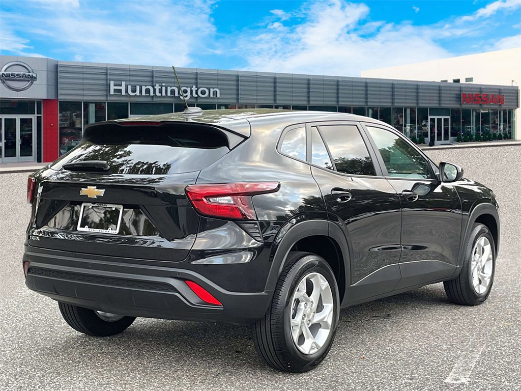 Used 2025 Chevrolet Trax LS w/ LS Convenience Package image 6